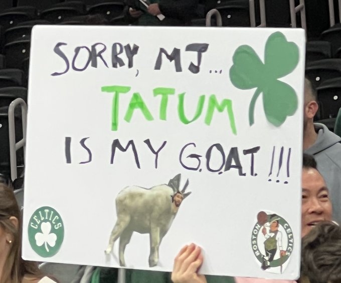☘️绿军主场球迷举牌:对不起了乔丹 塔图姆才是我心目中的GOAT