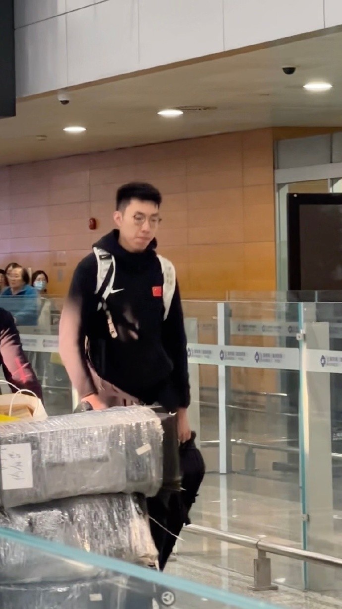 记者:男篮队员下午抵达上海就地解散 两天后CBA将进行补赛